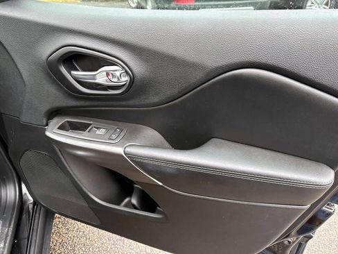 Used 2019 Jeep Cherokee Limited image 12