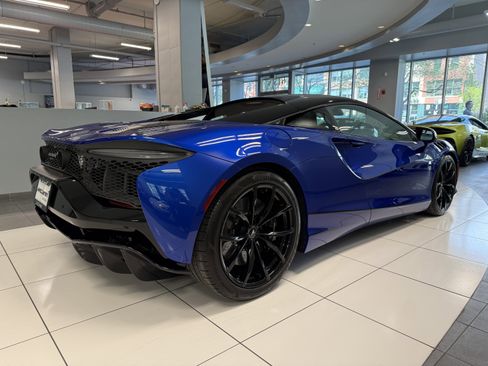 Used 2023 McLaren Artura RWD image 4