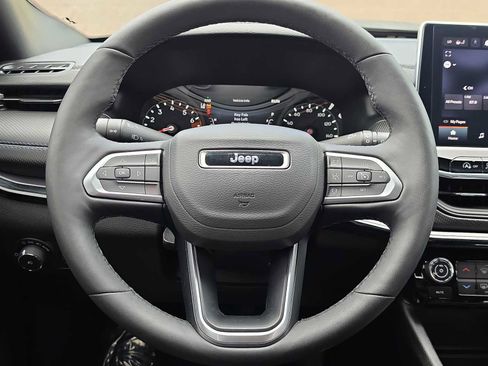 Used 2025 Jeep Compass Latitude w/ Convenience Group image 19