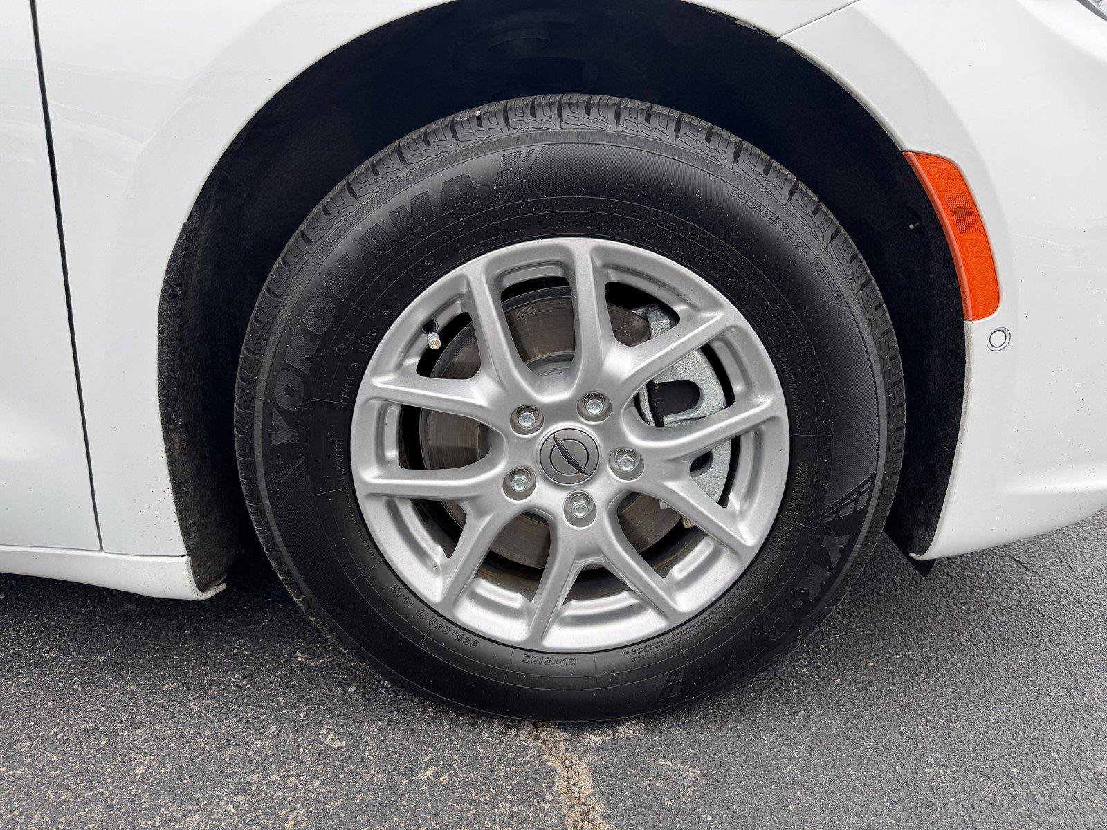 Used 2023 Chrysler Pacifica Touring-L FWD image 50