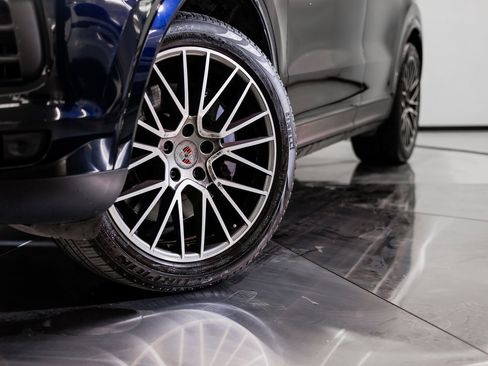 Certified 2022 Porsche Cayenne Platinum Edition image 12