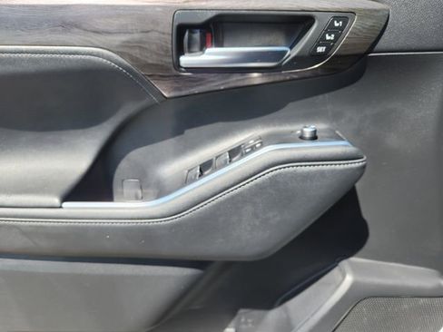 Used 2023 Toyota Highlander Platinum image 21