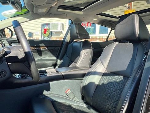 Used 2017 Nissan Maxima Platinum image 11