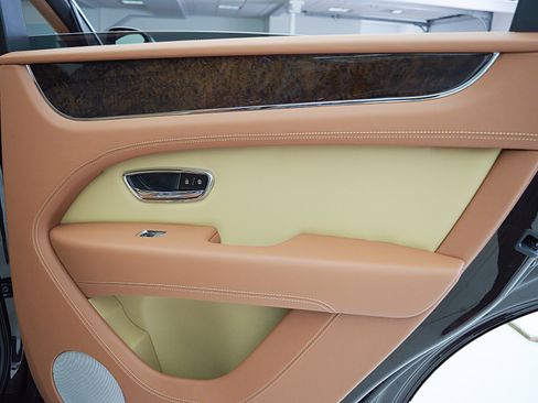 Used 2024 Bentley Bentayga image 39