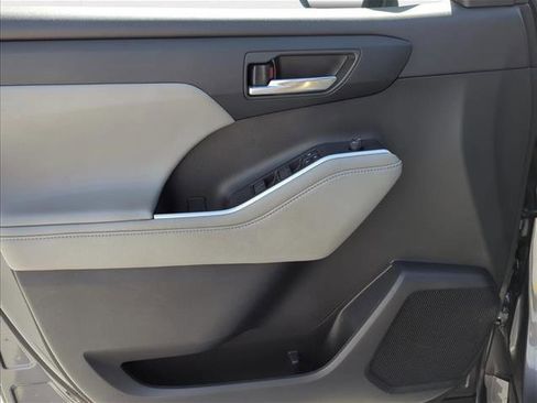 Used 2021 Toyota Highlander XLE image 10