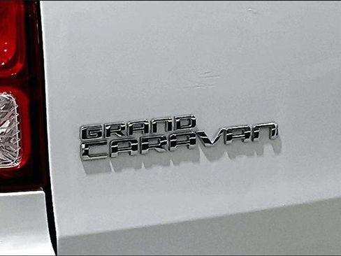 Used 2019 Dodge Grand Caravan SE w/ UConnect Hands-Free Group image 41