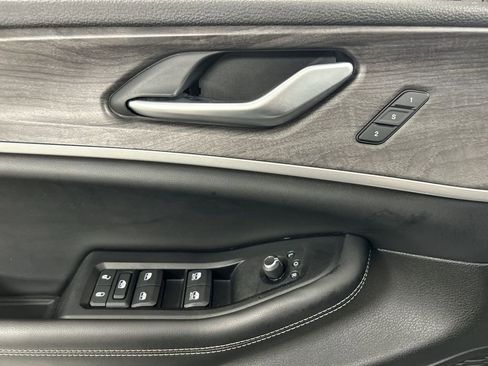 Used 2023 Jeep Grand Cherokee Limited w/ Luxury Tech Group II AWD/4WD image 11