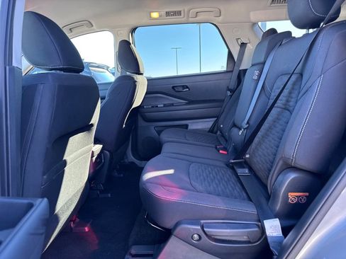Used 2025 Nissan Pathfinder SV image 9