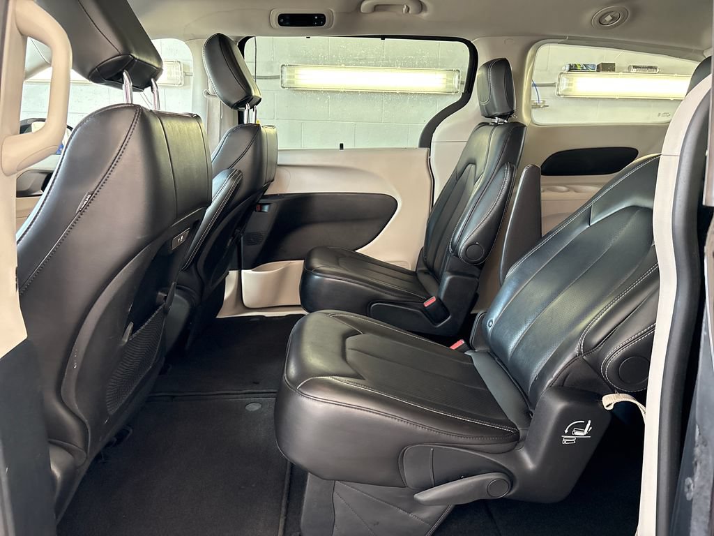 Used 2024 Chrysler Pacifica Touring-L FWD image 5