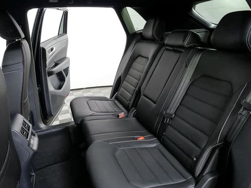 Certified 2025 Volkswagen Atlas Cross Sport SEL R-Line AWD/4WD image 23