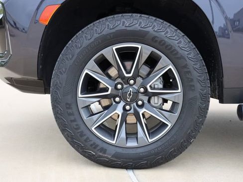 Used 2023 Chevrolet Tahoe Z71 w/ Luxury Package AWD/4WD image 9