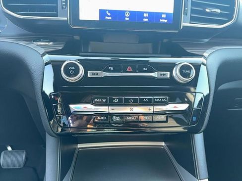 Used 2023 Ford Explorer Limited image 16