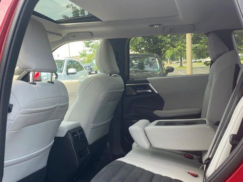 New 2025 Mitsubishi Outlander SE image 12