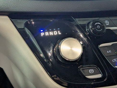 Certified 2023 Chrysler Pacifica Touring-L FWD image 18