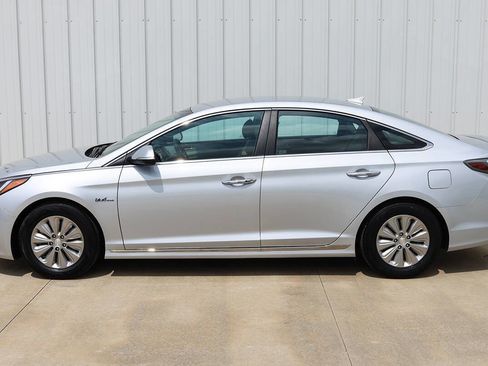 Used 2017 Hyundai Sonata SE FWD image 2