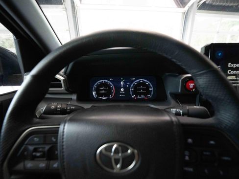 Used 2024 Toyota Tacoma TRD Off-Road AWD/4WD image 15
