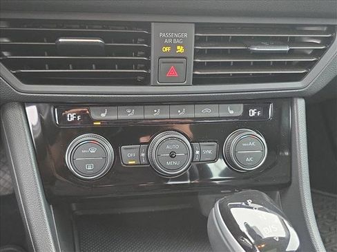 Used 2024 Volkswagen Jetta SE image 12