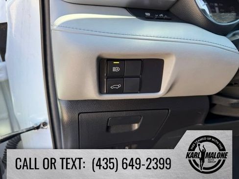 Used 2022 Toyota Highlander XLE AWD/4WD image 16
