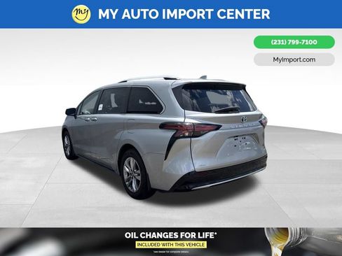 Used 2022 Toyota Sienna Limited AWD/4WD image 3