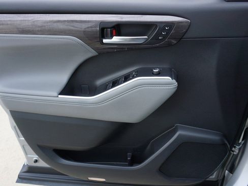 Used 2023 Toyota Highlander Platinum image 21