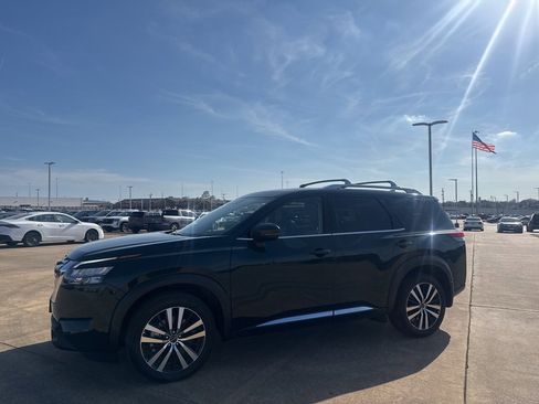 Used 2025 Nissan Pathfinder Platinum image 11
