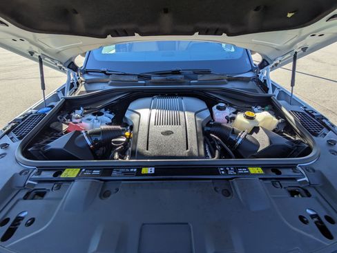 Certified 2025 Land Rover Range Rover SE image 31