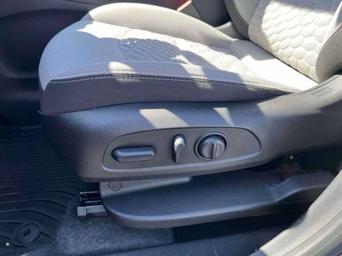 Used 2018 Chevrolet Equinox LT FWD image 25