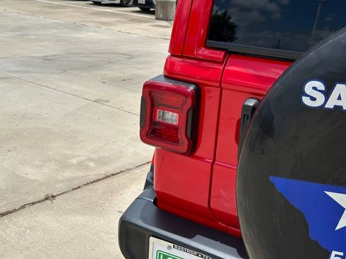 Used 2022 Jeep Wrangler Unlimited Sahara w/ LED Lighting Group AWD/4WD image 10