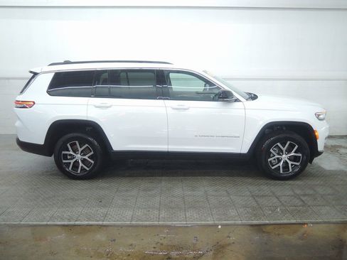 Used 2024 Jeep Grand Cherokee L Limited AWD/4WD image 2