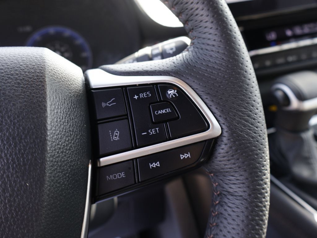 Used 2025 Toyota Sienna Platinum AWD/4WD image 31