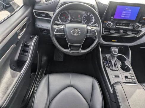 Used 2023 Toyota Highlander XLE image 12