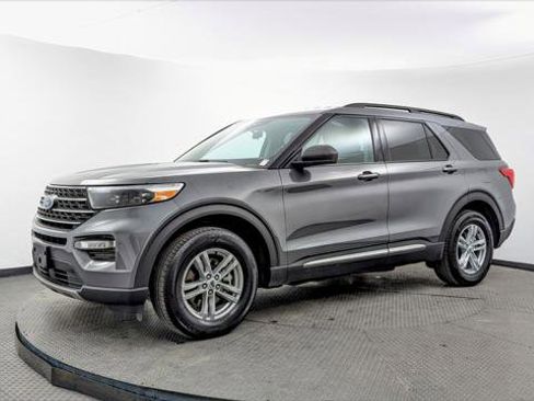 Used 2023 Ford Explorer XLT w/ Equipment Group 202A image 2