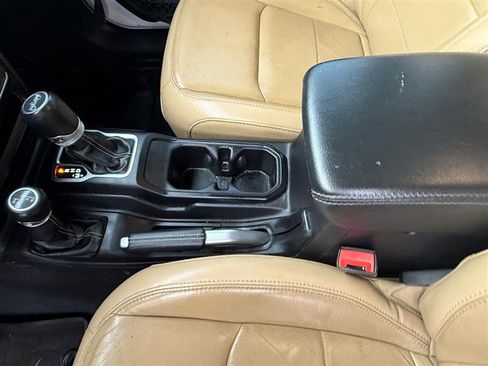 Used 2019 Jeep Wrangler Unlimited Sahara image 29