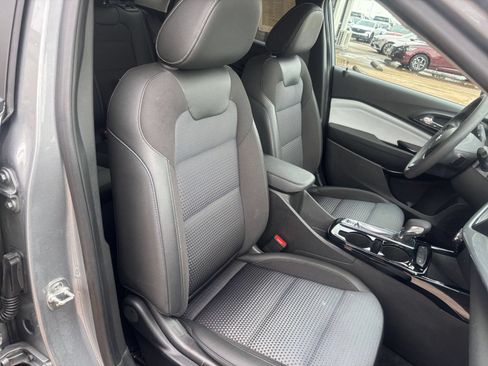 Used 2025 Chevrolet Trax LT FWD image 34