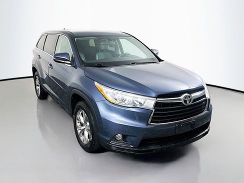 Used 2015 Toyota Highlander Plus FWD image 1