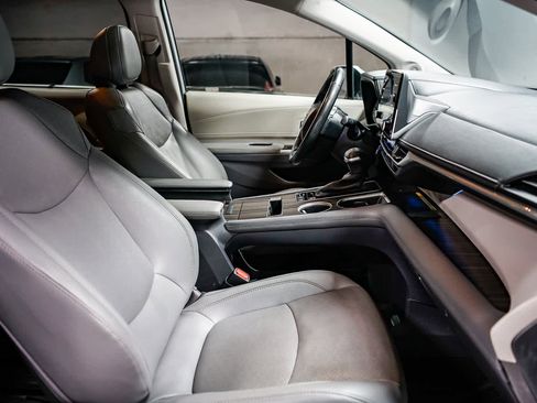 Used 2021 Toyota Sienna Limited image 18