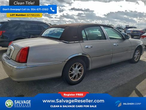 Used 2001 Lincoln Town Car Signature image 4