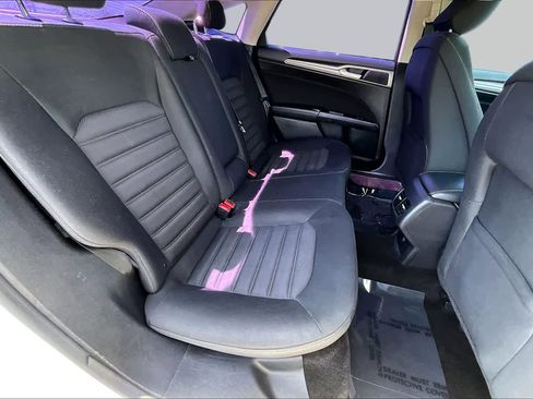 Used 2017 Ford Fusion SE w/ Fusion SE Technology Package FWD image 19