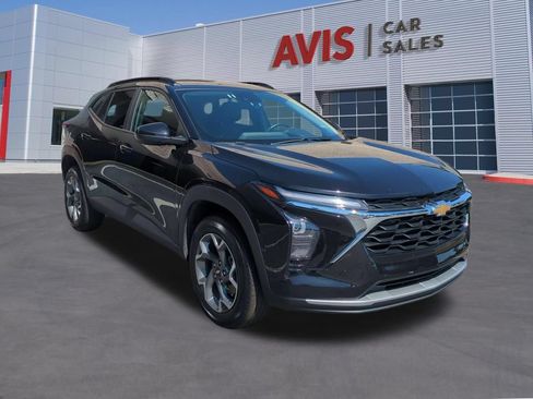 Used 2025 Chevrolet Trax LT w/ LT Convenience Package FWD image 3
