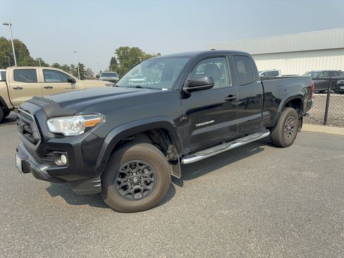 Used 2020 Toyota Tacoma SR5 AWD/4WD image 3