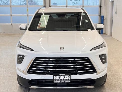 Used 2025 Buick Enclave Preferred image 3