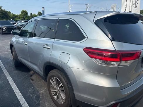 Used 2019 Toyota Highlander XLE AWD/4WD image 1