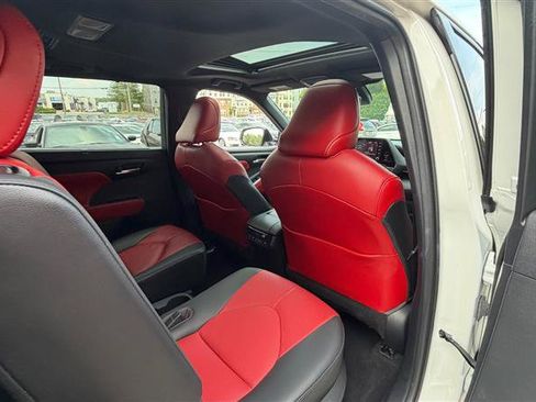 Used 2021 Toyota Highlander XSE FWD image 16