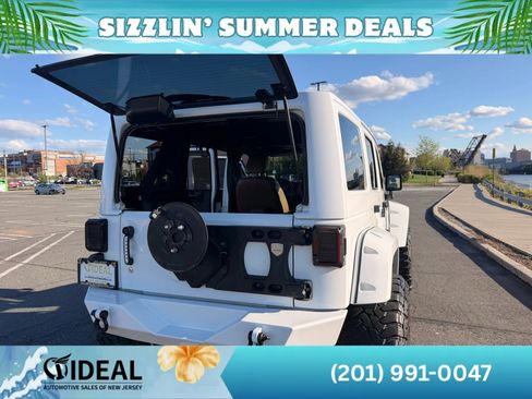 Used 2016 Jeep Wrangler Unlimited Sahara w/ Connectivity Group AWD/4WD image 54