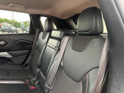 Used 2018 Jeep Cherokee Trailhawk AWD/4WD image 23