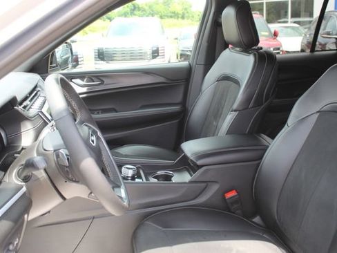 Used 2025 Jeep Grand Cherokee Altitude AWD/4WD image 14