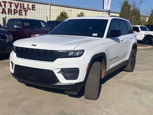 New 2025 Jeep Grand Cherokee Laredo image 3