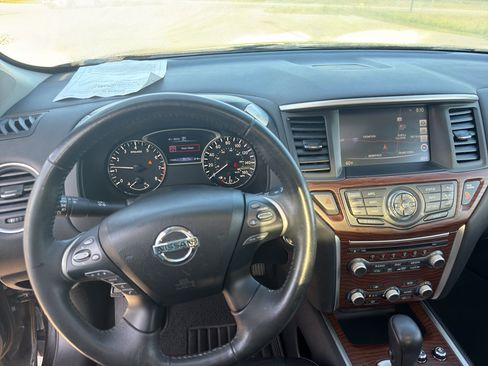 Used 2017 Nissan Pathfinder Platinum w/ Family Entertainment Package AWD/4WD image 13