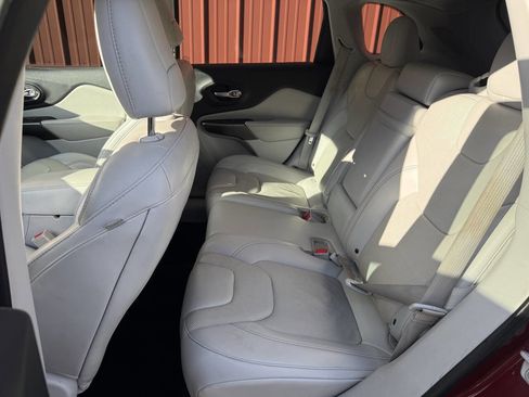 Used 2019 Jeep Cherokee Limited AWD/4WD image 12