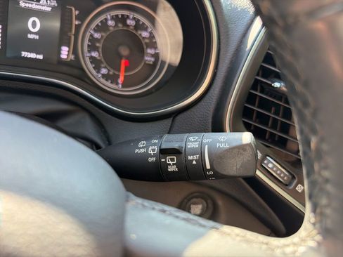 Used 2019 Jeep Cherokee Latitude Plus w/ Comfort/Convenience Group FWD image 17
